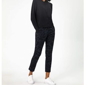 AJISAI Petite/Regular Women's  Joggers Travel Pants Casual Stretch Camo S.  NWT